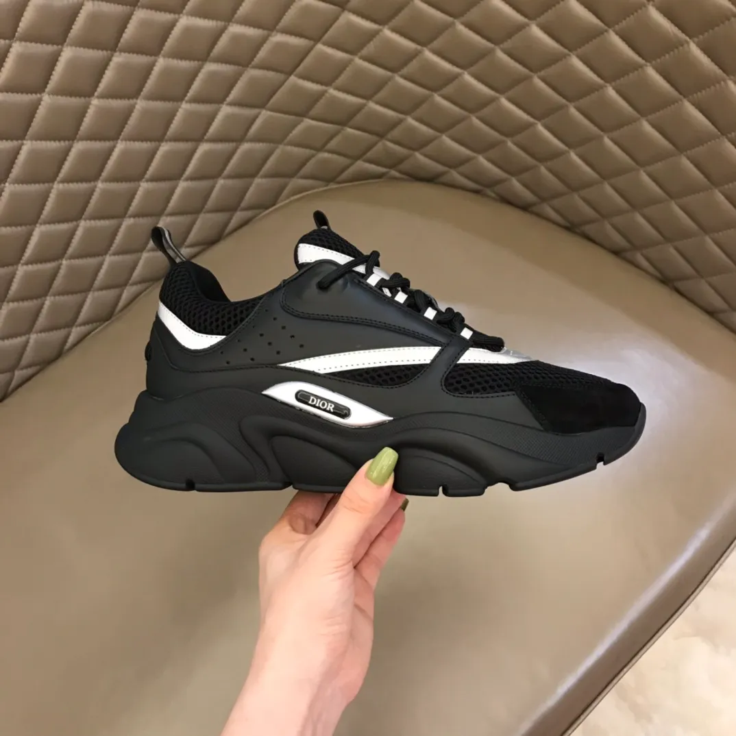 Factory price: 480💰 ◾️▫️Dior D®️ x 🆕 (high version) B22 men's jogging fashion sneakers, this single product draws inspiration from retro jogging shoes. It adopts a thick low-top design, with an upper made of black cow leather and mesh fabric, and a black and white engraved rubber sole. Black mesh fabric tongue and heel counters complement black laces, with an embossed "Di~r" logo embellishment on the side. These sneakers can be mixed and matched with a classic suit for a sporty chic look! Size: 39-45 (38, 46 can be customized)